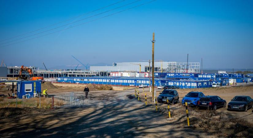 Telex: volt, hogy megbontották a gödi Samsung-gyár álmennyezetét, és 10-15 centi magasan állt fölötte a fekete por