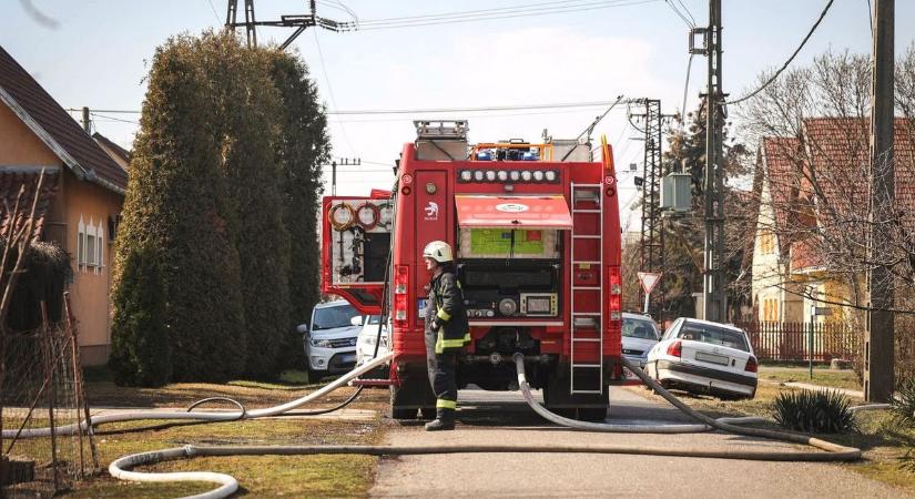 Lángba borult egy családi ház tetőszerkezete Szabolcsban