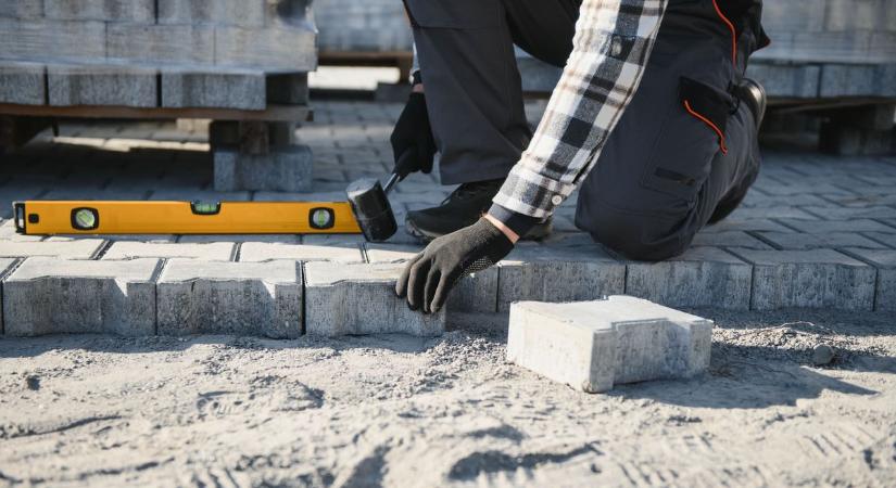 Ez most sok bajainak jól jöhet – járdaépítésre lehet pályázni, mutatjuk a részleteket