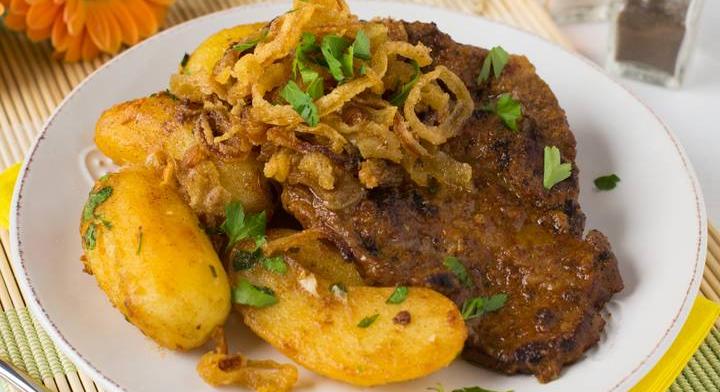 Sütőben sült pácolt tarja: ropogós hagymával és petrezselymes krumplival