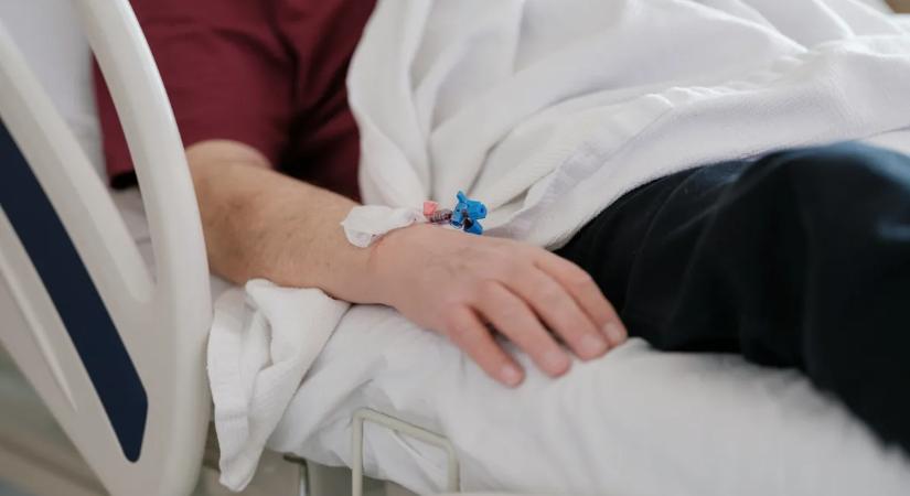 „Küzdök, hogy hazatérjek gyermekeimhez” – Agyhártyagyulladás miatt fekszik kórházban az anyuka