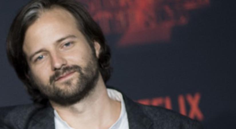 Púderkék ágyak és vintage részletek – ezért dicsérik most a tervezők a Stranger Things alkotójának vendégszobáját