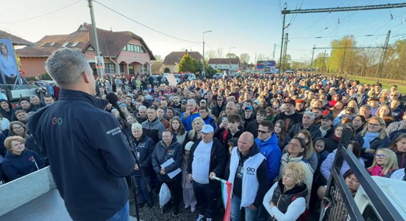 „Az ország sorsa akár 30 ezer szavazaton is múlhat” - mondta Magyar Péter Ráckevén reggel 7 körül