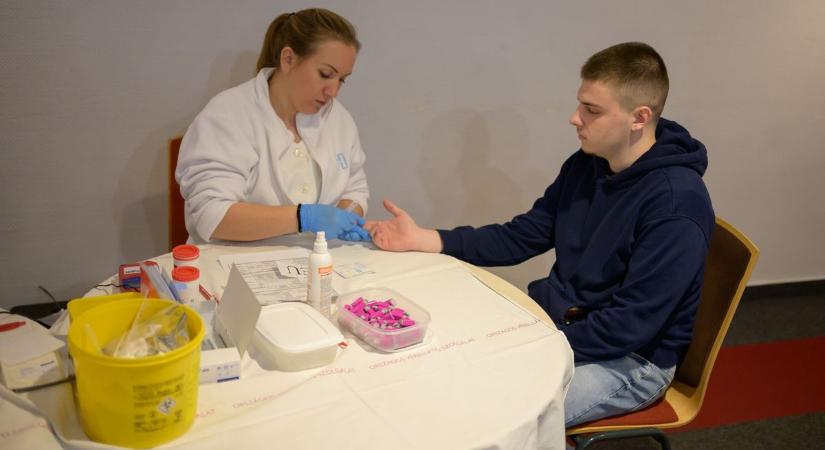 Kifogyott a hűtő húsvétkor? Vásárlás közben is beszaladhatsz egy véradásra