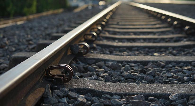 Vonat alá esett egy ember Mihályházánál