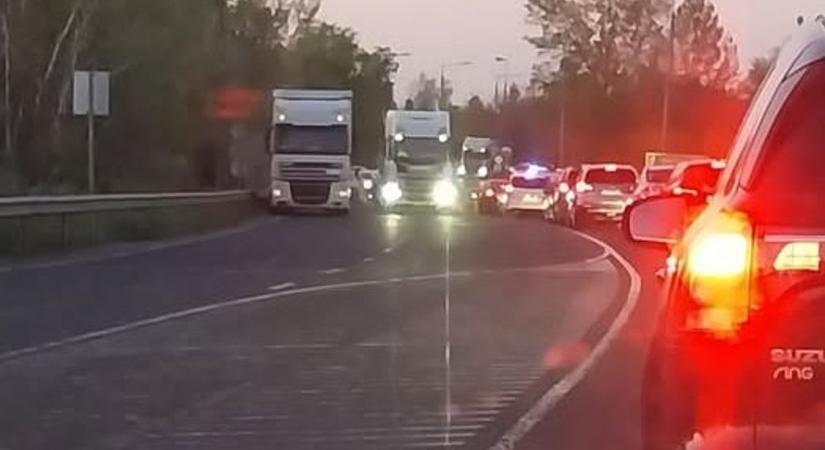 Hatalmas a torlódás a Kertész úton, baleset nehezíti a közlekedést a reggeli órákban