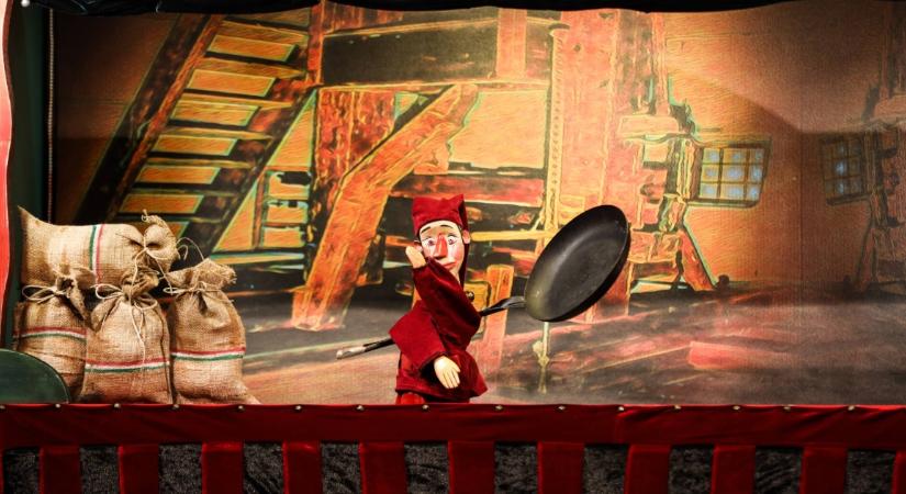 A pajtikák nagy örömére Vitéz László ismét pofozkodni fog a debreceni bábszínházban