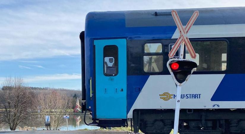 Beesett a vonat alá egy ember a Dunántúlon, speciális eszközzel emelték ki, mentőhelikopter is érkezett