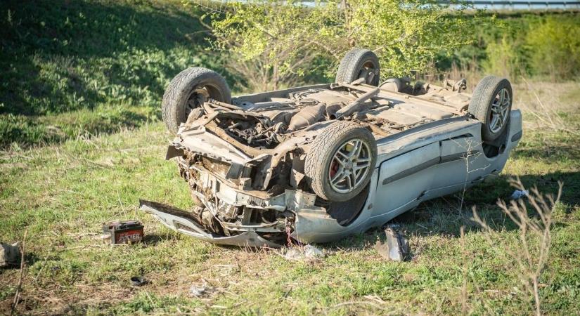Halálos autóbaleset történt húsvétkor: közel egy órán át próbálták újraéleszteni a sofőrt, nem jártak sikerrel (fotók, videó)