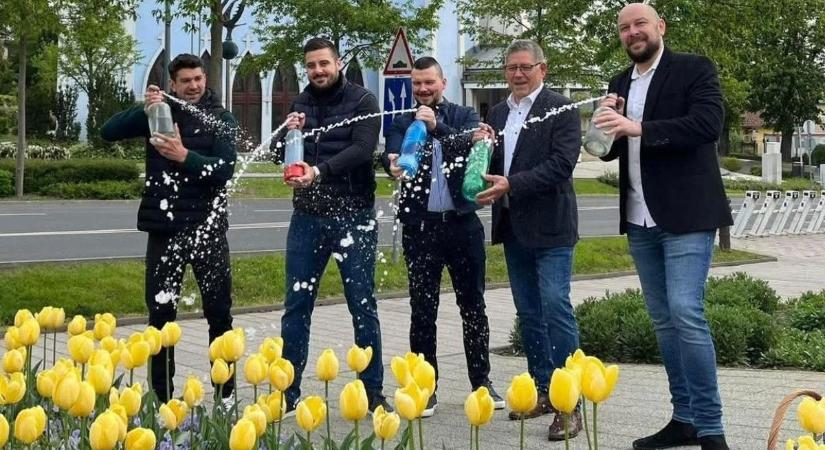 Nem mindennapi locsolás Hévízen: így éltetik a hagyományt a városvezetők