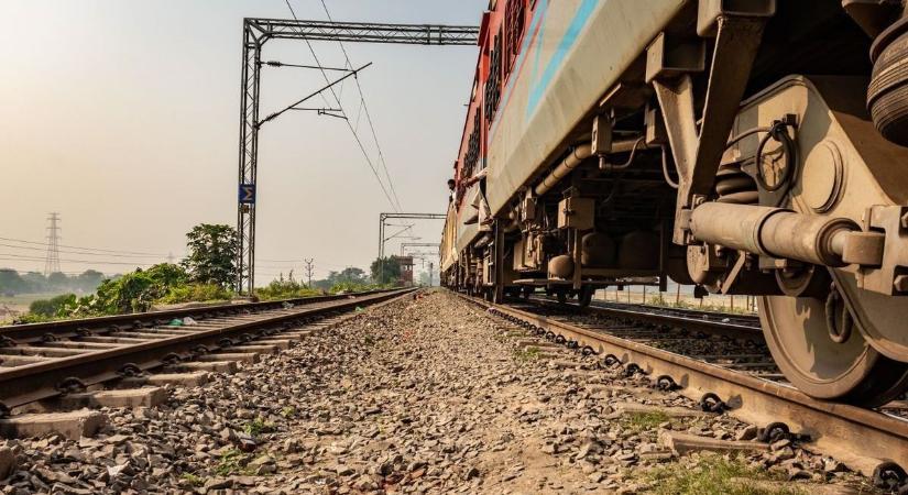 Személyvonat alá esett egy ember Pápa közelében