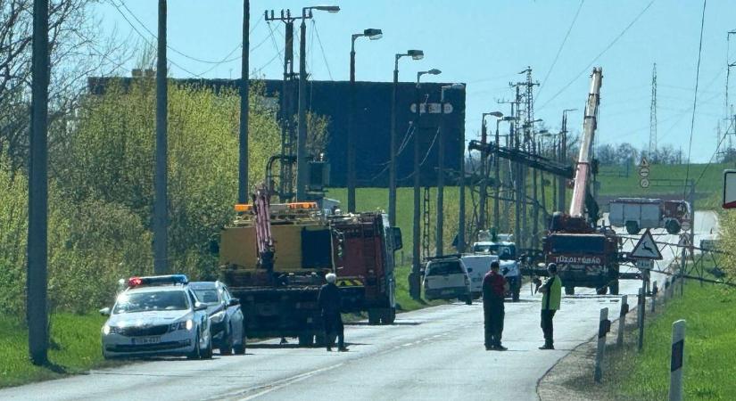 Mentőhelikopter érkezett Esztergomba, Tatbányán négyes baleset okozott áramkimaradást