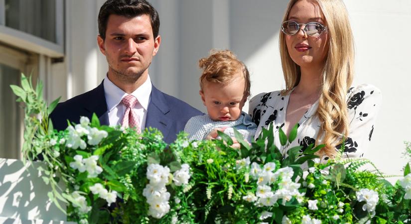 Először mutatták meg nyilvánosan Donald Trump unokáját – a göndör kis hajas baba mindenki szívébe belopta magát