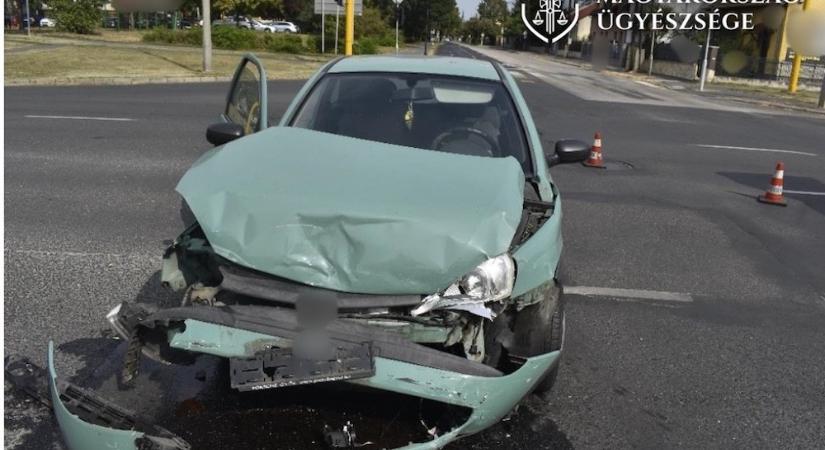 Vádat emelt a győri ügyészség egy 44 éves férfi ellen, aki figyelmetlensége miatt átment a piroson, aminek súlyos baleset lett az eredménye