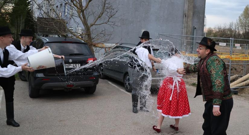 Locsolás vödörrel és szódával: Így telt a húsvét hétfő a térségben