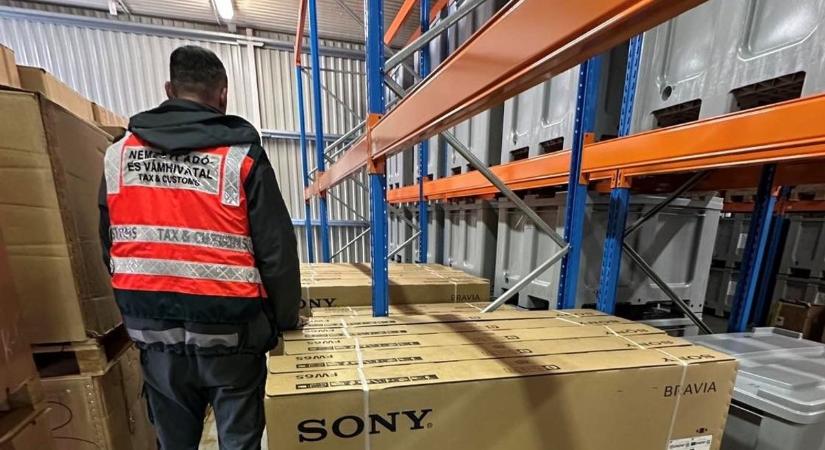 Milliárdos pénzmosás gyanúja: lecsapott a NAV az ukrán férfiakra, akik tévéket és tableteket csempésztek volna ki az országból Szabolcsban