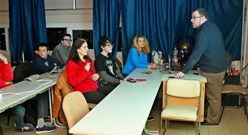 A patak sarából mentettek ki egy csillagász távcsövet szolnoki asztrofotósok, ilyen képeket készít ma