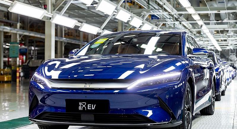 Rekordbevétel mellett küldött el százezer embert a BYD