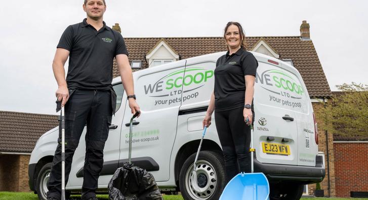 Feladták a biztos állást, hogy kutyák után takarítsanak, milliomos vállalkozás született belőle