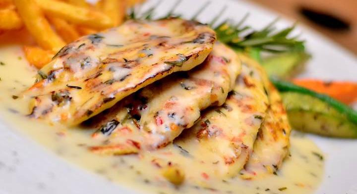 Tárkonyos csirke krémes szósszal: gyors egyserpenyős fogást mutatunk