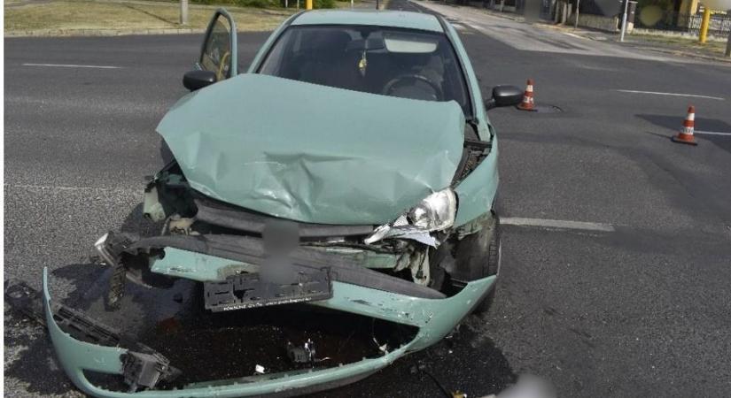 Figyelmetlensége miatt átment a piroson Győrben, súlyos baleset lett az eredménye