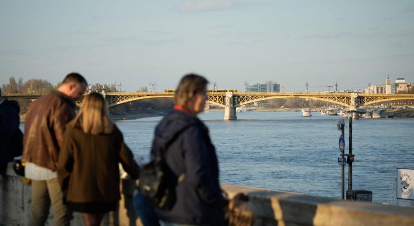 Furcsa jelenetet videóztak Budapest utcáin, mindenki csak találgat, mi történt a Margit hídnál