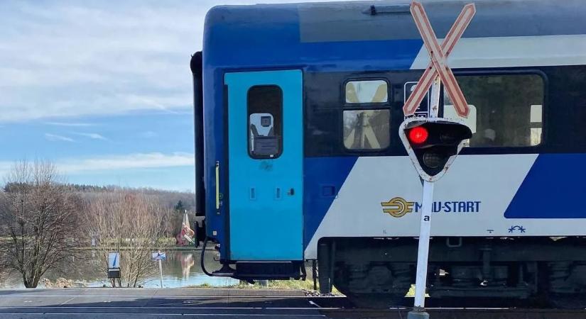 Vonat alá esett egy ember a Dunántúlon, speciális eszközzel emelték ki a szerelvény alól