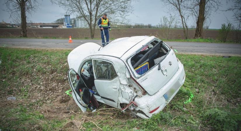 Közúti tragédia Szorosadnál, fának hajtott és szörnyethalt a sofőr