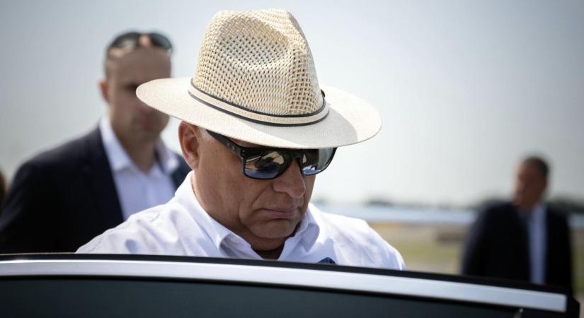 Orbán Viktor veretős zenére csapatja a hajnali napfényben