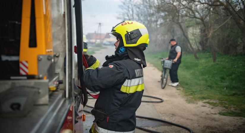 Négy vízsugárral oltották a tüzet Sombereken