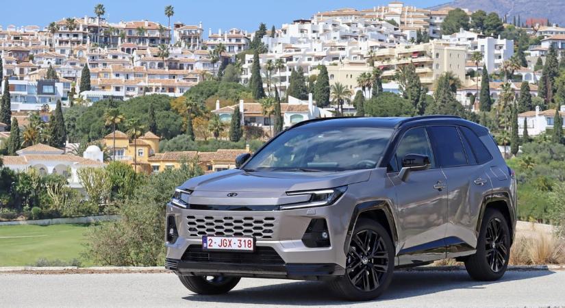 Megújult a világ legnépszerűbb autója, vezettük az akár 137 km villanyhatótávú Toyota RAV4-et