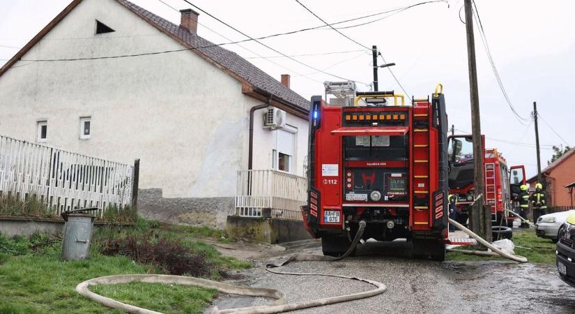 Teljesen kiégett egy lakóház melléképülete a szabolcsi településen – három vízsugárral kezdték meg az oltást!