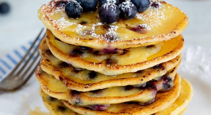 Áfonyás, joghurtos pufi palacsinta: légiesen puha és könnyű