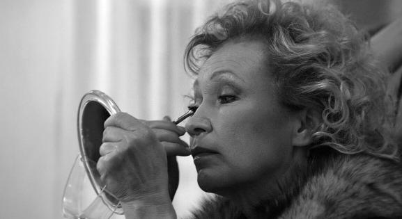 Már nem titok: Udvaros Dorottya színésznőről ír könyvet Nyáry Krisztián