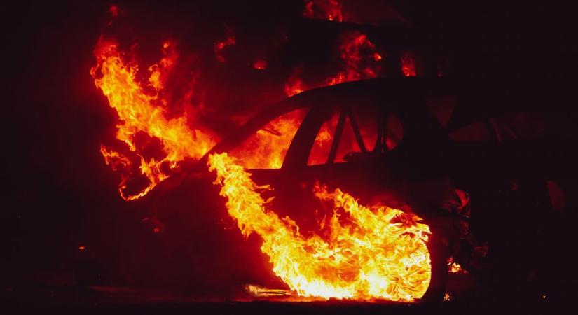 Partfalnak csapódott, aztán kigyulladt egy autó