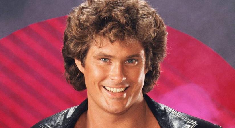 A 73 éves David Hasselhoff felismerhetetlen lett: ősz hajjal, szemüvegben, fiatalabb feleségével fotózták le