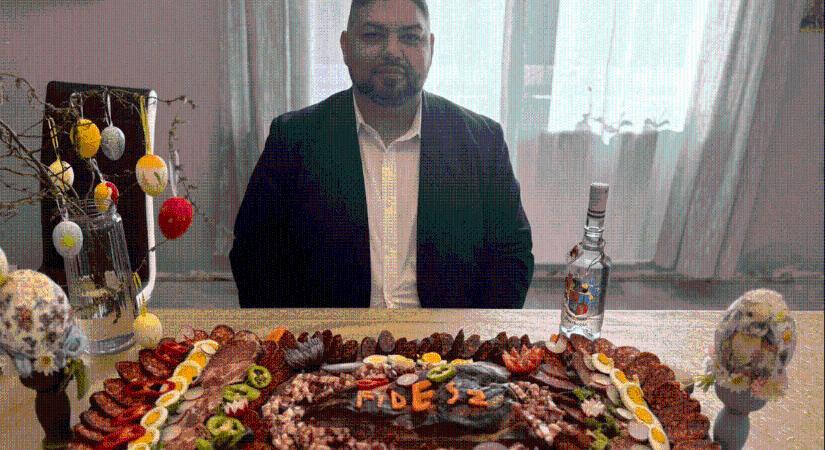 Fidesz-feliratos óriás sonkatállal pózolt a roma támogatásokat elosztó intézet vezetője