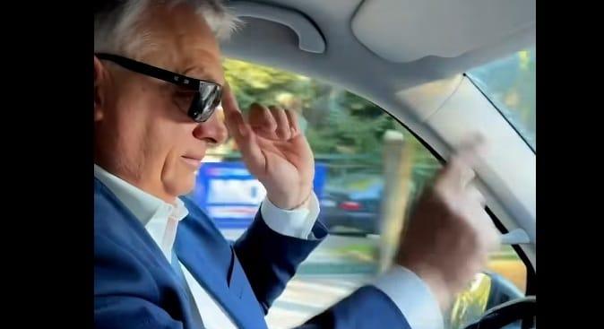 Videó: Orbán többször elengedte a kormányt, szerinte „így is el lehet kezdeni egy napot”