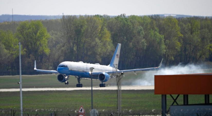 Magyarországra érkezett az Egyesült Államok alelnöke