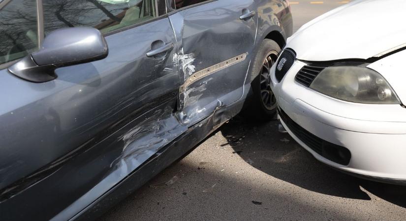 Helyszíni fotókkal! Két autó ütközött Debrecen belvárosában!