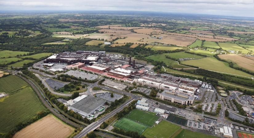 Az Intel visszavásárolja 49%-os tulajdonrészét az írországi Fab 34-ben, amit még 2024-ben értékesített