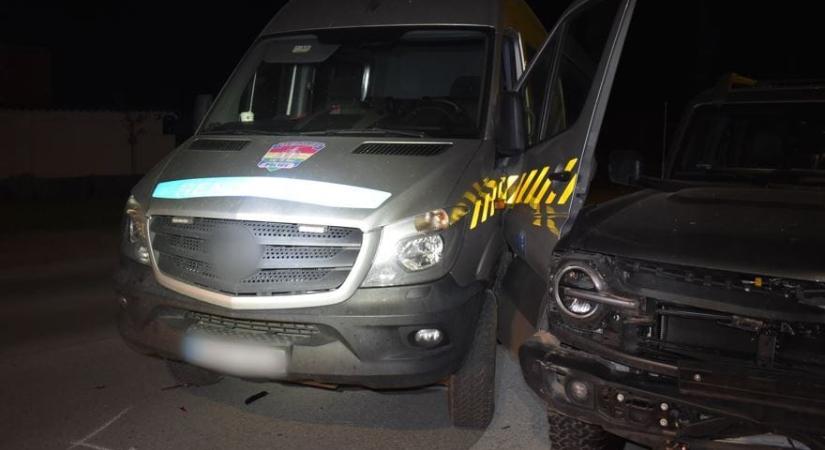 Majdnem elütött egy járőrt, a rendőrségi kisbuszt is arrébb tolta egy menekülő sofőr