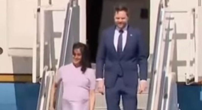 Vörös szőnyeg, díszőrség, fokozott készültség – így fogadták a repülő téren JD Vance-t (VIDEÓ)