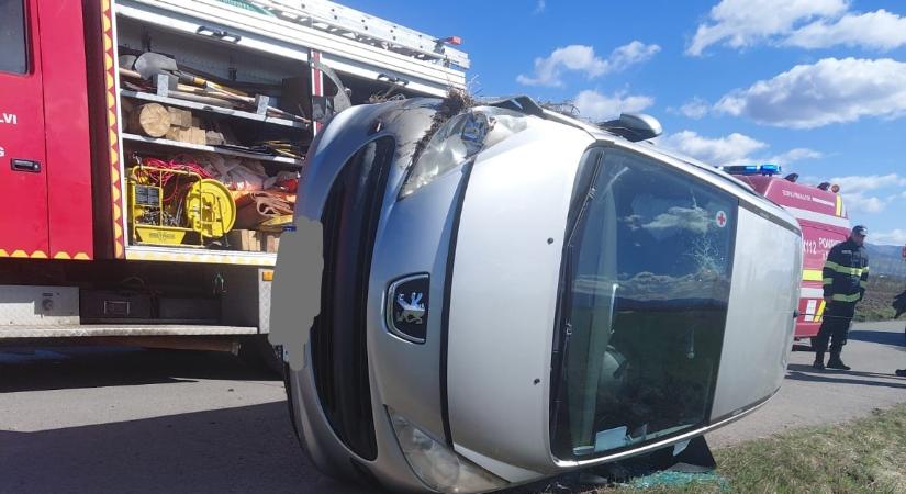 Hargita megye: felborult egy autó, a sofőr beszorult a járműbe