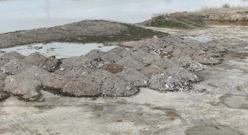 Természetvédelmi területen, a Szeret partján alakított ki illegális hulladéklerakót a polgármesteri hivatal