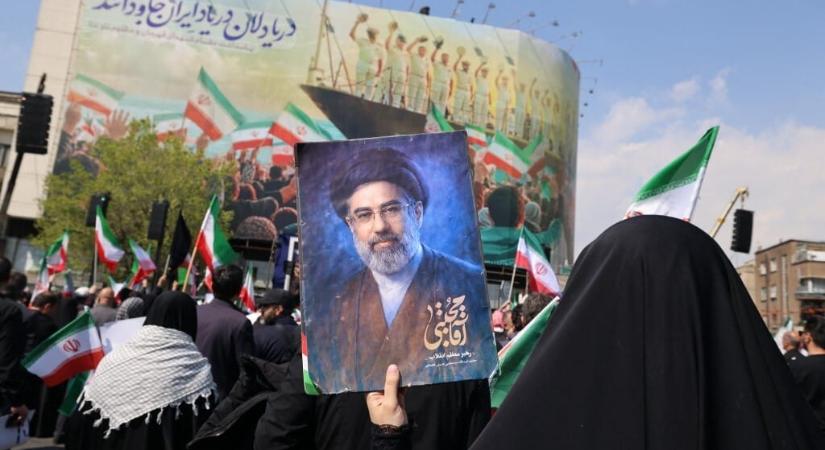 Times: Eszméletlen állapotban fekszik egy kórházban Modzstaba Khamanei