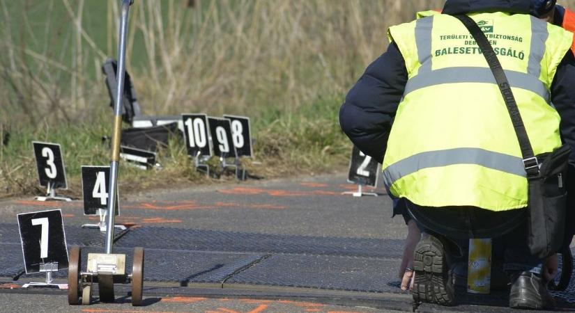 Személyvonat alá esett egy ember, mentőhelikopter is érkezett a helyszínre