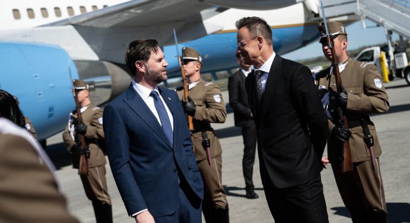 Leszállt a várva várt repülőgép Budapesten az amerikai alelnökkel