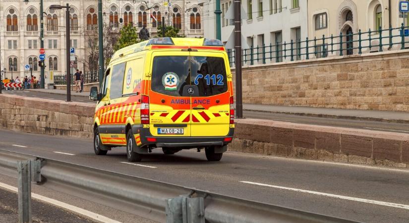 Rohantak a mentők Budapesten – súlyos villamosbaleset történt kedd délelőtt Budapesten
