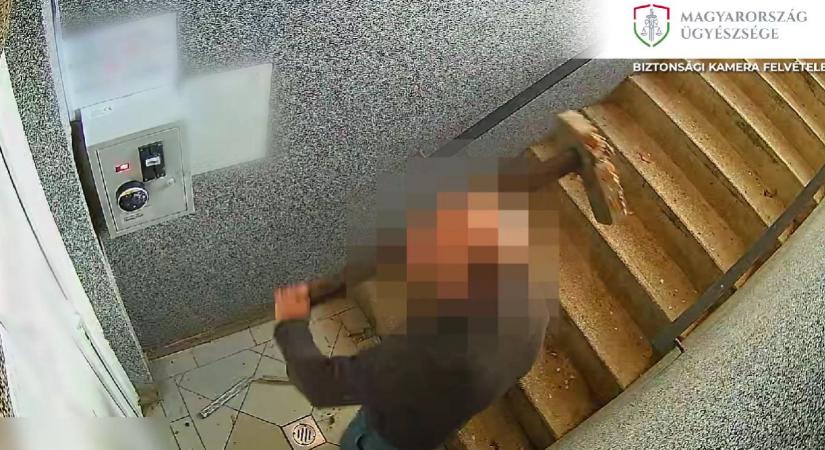 Térkővel, léccel, fém kandeláberrel is ütlegelte a wc automatáját a férfi, hogy megszerezze a benne lévő pénzt, de 198 ütés is kevés volt